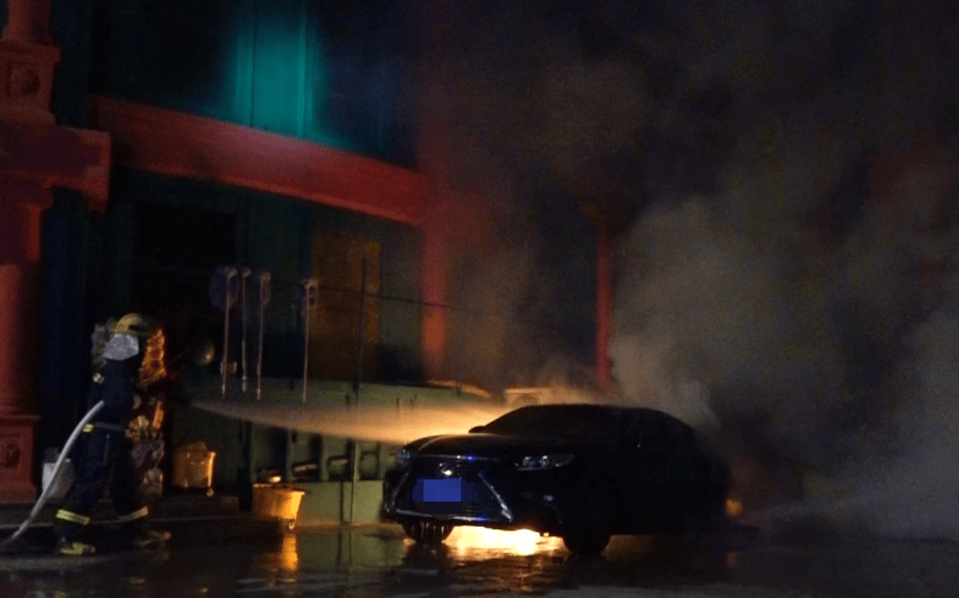 北京一代驾小哥乱扔烟头，凌晨烧毁一辆车！警方：拘