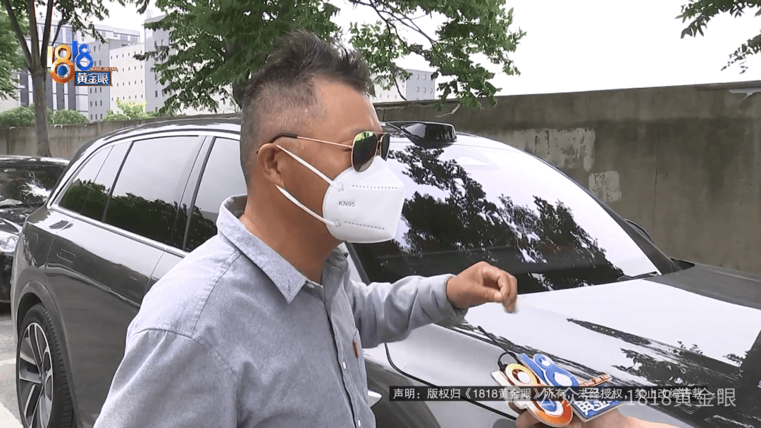 几个月的新车，被隔壁工地喷成“磨砂”？负责人：你要私下和我谈