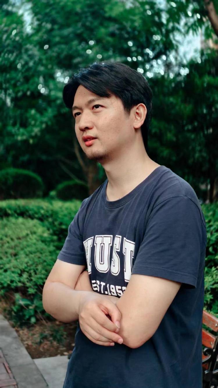 “初恋在读博时去世”，湖北小伙领奖台上讲述自己的爱情故事感动全网