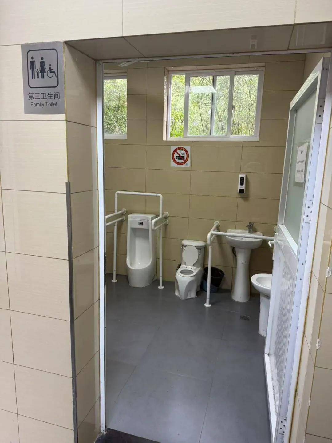 上海九旬老夫妻如厕时双双遇险！只因来不及“预约”被拒之门外，最新回应