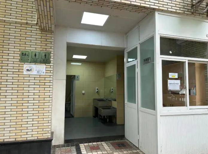 上海九旬老夫妻如厕时双双遇险！只因来不及“预约”被拒之门外，最新回应