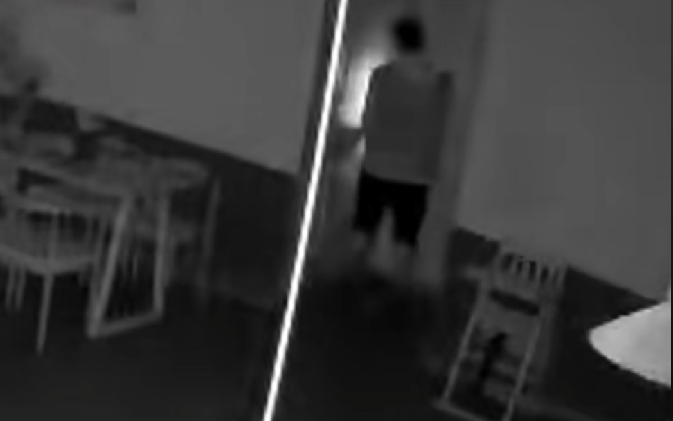 第一次见面就表白！被拒绝后男子凌晨3点狂敲女生房门，随后拿出工具撬锁……