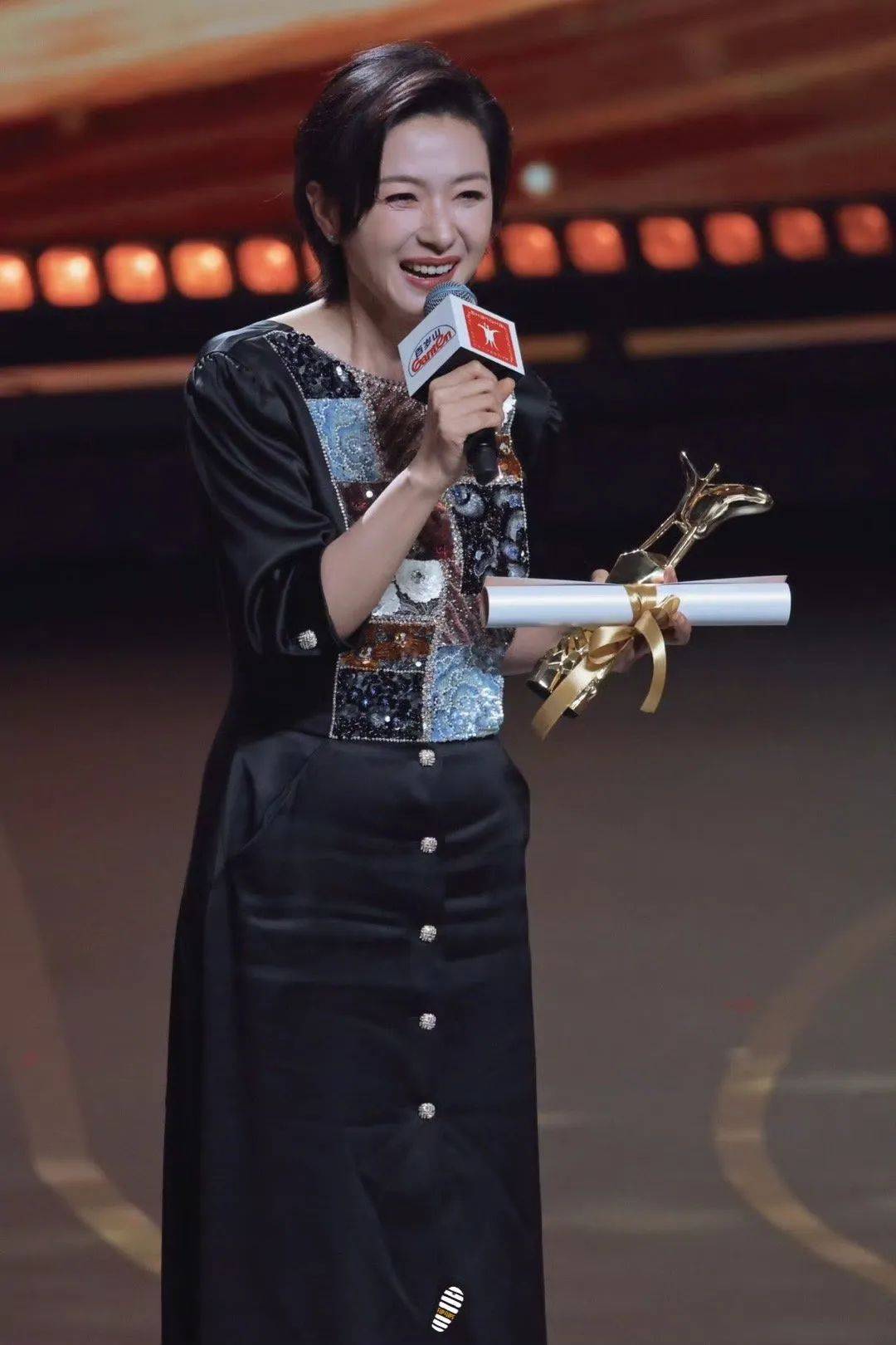 确认了：是知名演员万茜！