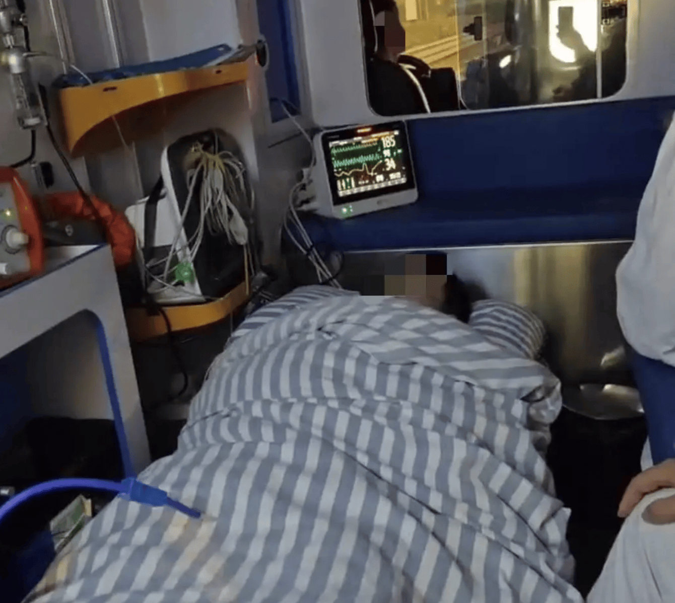 江西救护车800公里收2.8万被停运，有网友给联系救护车医院送锦旗，涉事医院发声