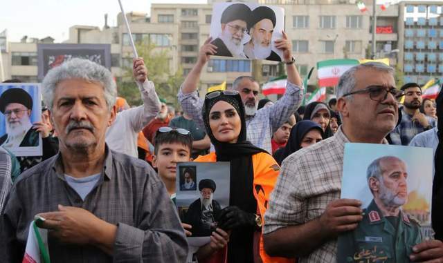 伊朗庆祝战胜以色列，数万民众挥舞国旗高呼，此前被传阵亡的高级军官现身