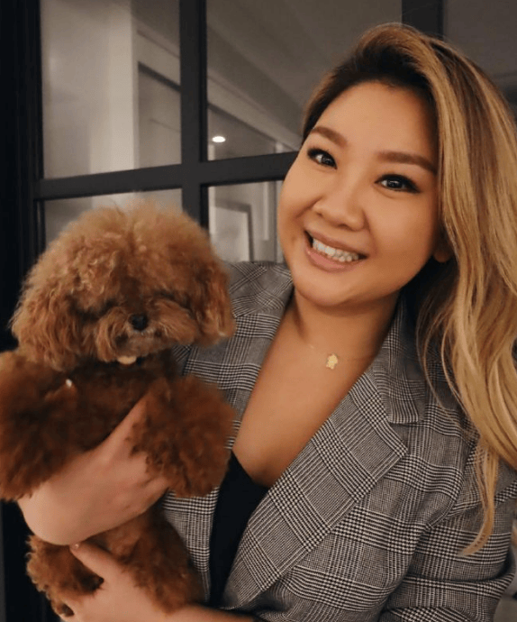 沈殿霞与郑少秋的女儿郑欣宜，成为本周补位歌手！官方介绍：郑欣宜的歌声是岁月酿造的蜜糖，带着治愈的甜与成长的收获