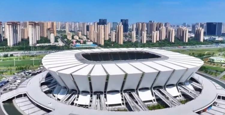 苏媒：苏超比赛将首次在专业足球场举行 昆山奥体灵感来源折扇