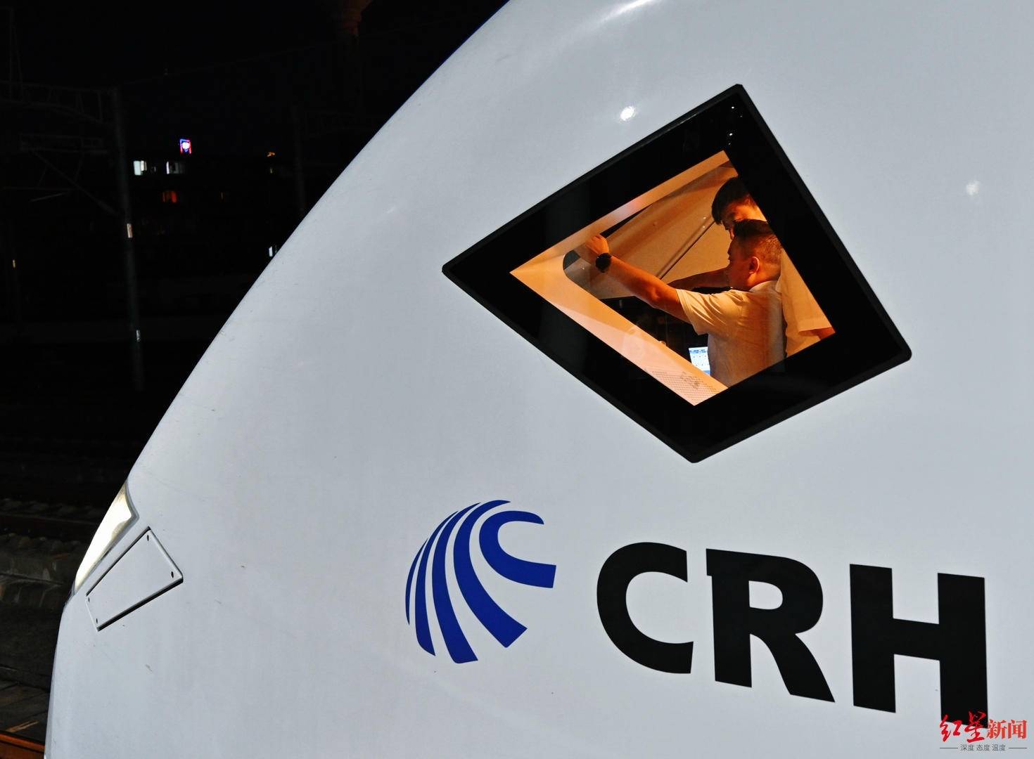 枕木上的“双城记”：京蓉动卧首发夜的要素奔流