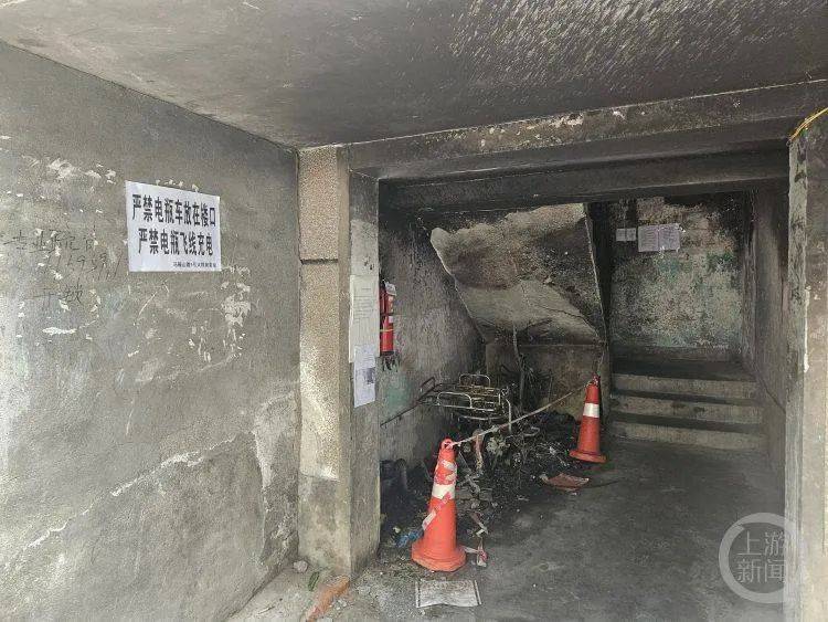 成都一小区电瓶车楼道“飞线充电”引发火灾，致一家四口1死2伤！涉事车主被刑拘