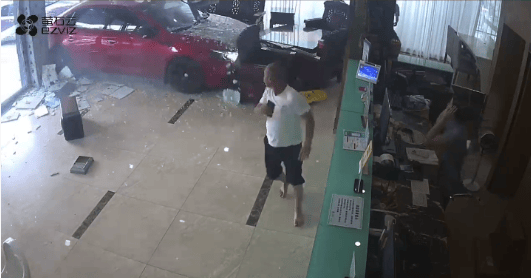 红色小车撞碎酒店玻璃墙冲进大堂, 两男子沙发上跑开躲过一劫;知情人:女司机误把油门当刹车踩
