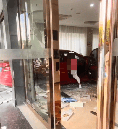 红色小车撞碎酒店玻璃墙冲进大堂, 两男子沙发上跑开躲过一劫;知情人:女司机误把油门当刹车踩