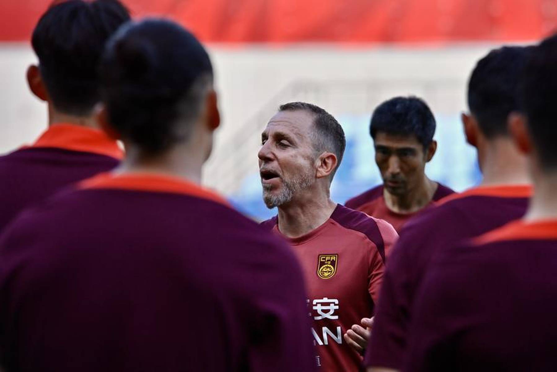 国足临时主帅：日本韩国都是强队 但我们不需要惧怕对手