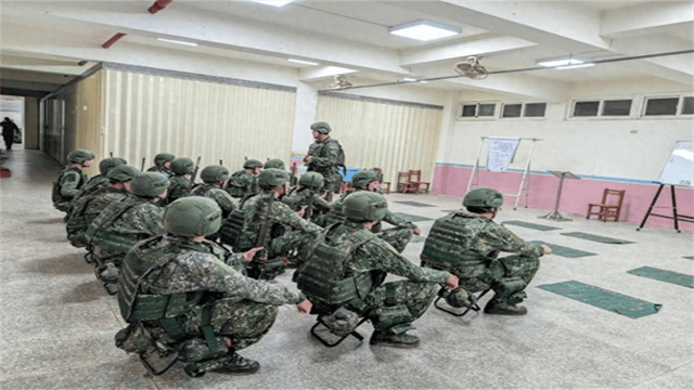 脱下军服，400多名美军登陆台岛！不管谁来都挡不住解放军利剑