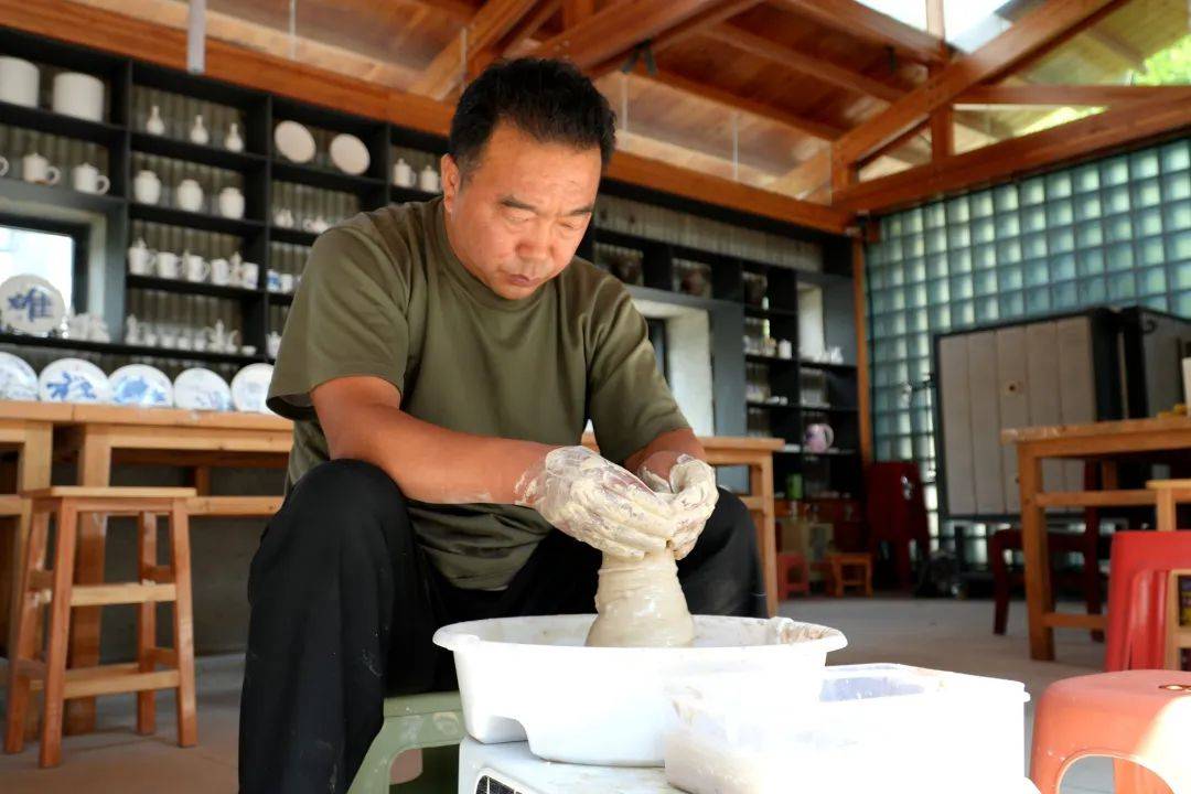 从门外汉到乡村陶艺师，他用热爱“逆袭”