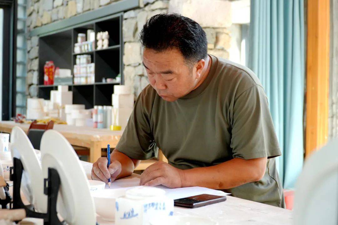 从门外汉到乡村陶艺师，他用热爱“逆袭”