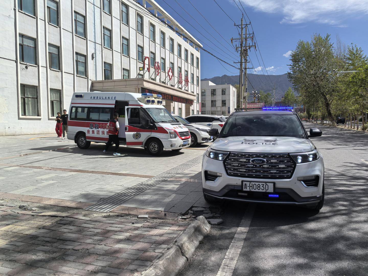 青海一男子被罕见剧毒阿拉善蝮蛇咬伤，因无血清一度想放弃治疗 警车开道转运700公里救命