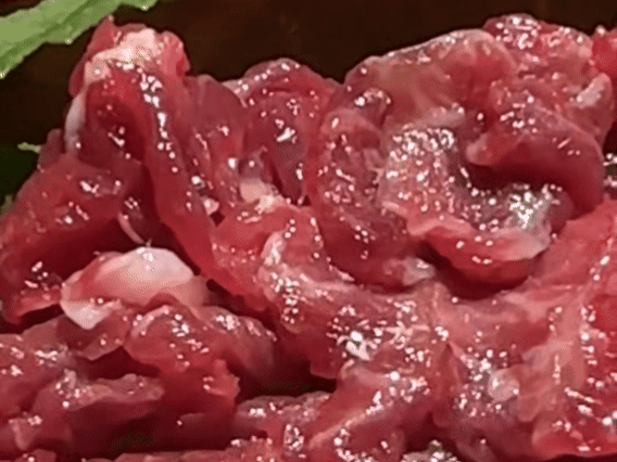 “女子用餐称生牛肉上爬蛆虫”最新进展：涉事火锅门店被立案调查责令整改