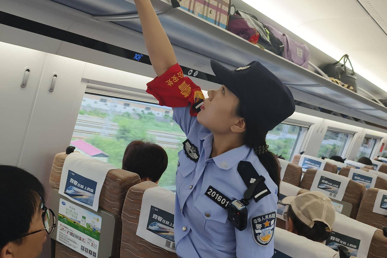 当事女乘客回应“穿吊带乘高铁收到提示卡片”:没冒犯,未评判穿着,安全感满满