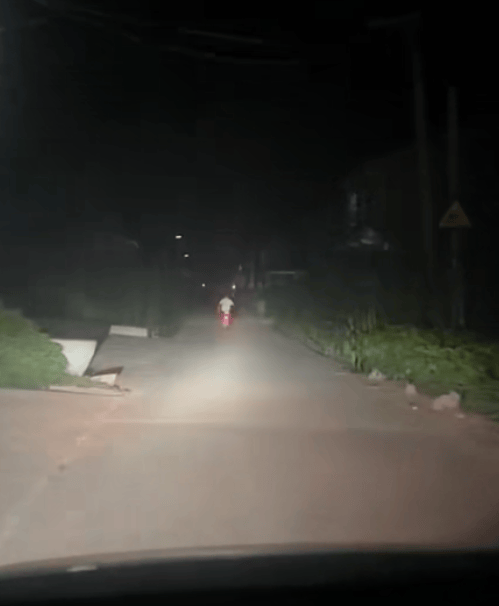 河南一男子晚上开车回家，骑夜路小男孩说“想蹭个灯”，一路温柔尾随护送