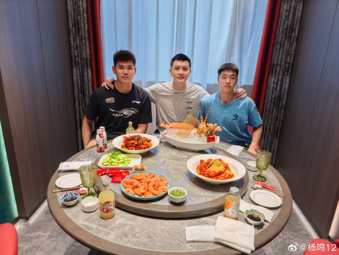 杨鸣请辽篮禁赛队员吃饭：犯错就要承担后果并积极面对