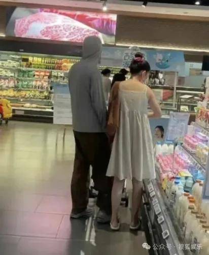 离婚三年又被拍到亲密逛超市，他俩这是纯带娃还是真复合了？