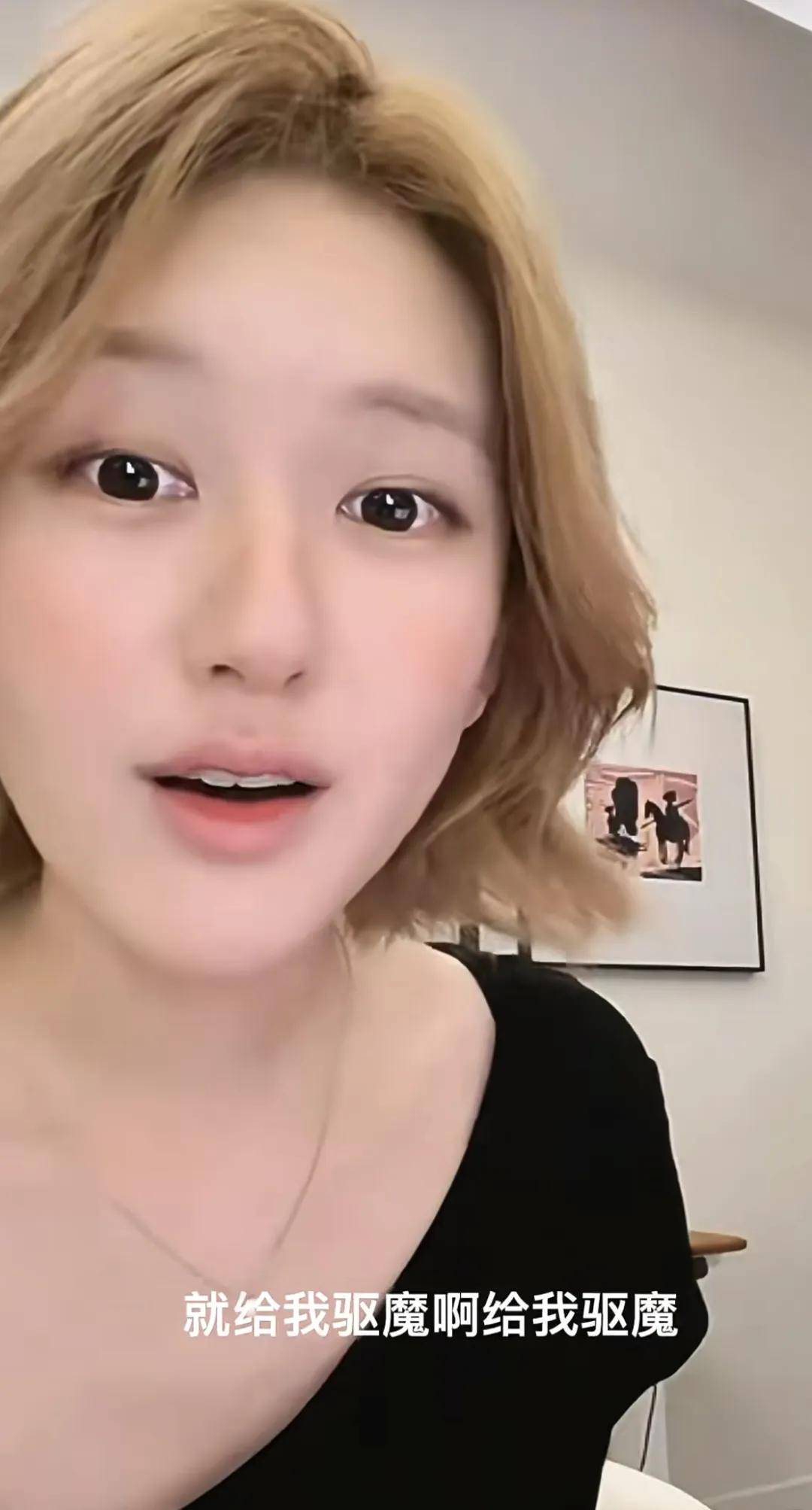 怒撕经纪公司后赵露思开启直播，同款花卷、包包都卖爆