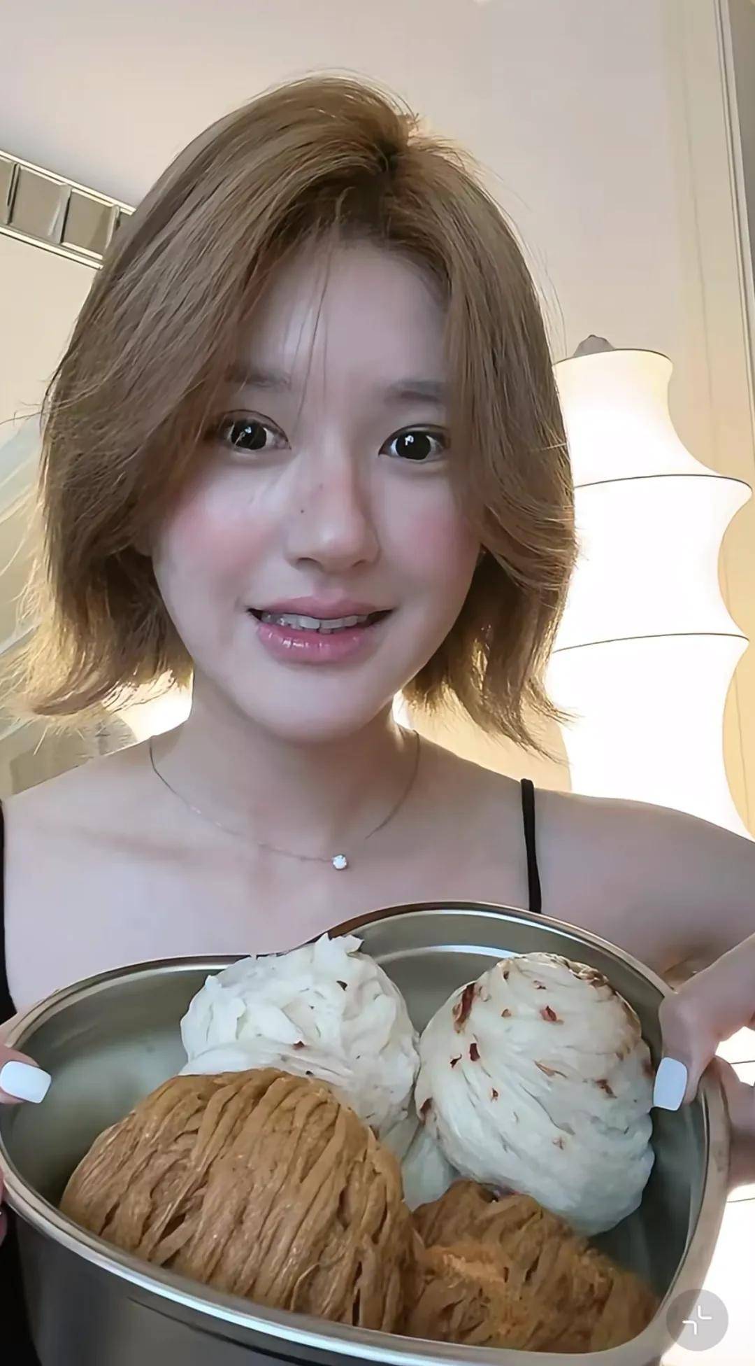 怒撕经纪公司后赵露思开启直播，同款花卷、包包都卖爆