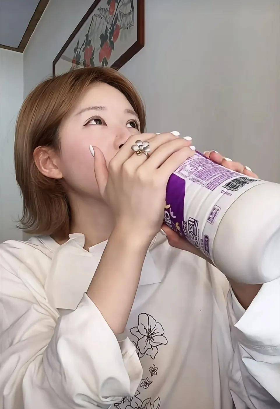 怒撕经纪公司后赵露思开启直播，同款花卷、包包都卖爆