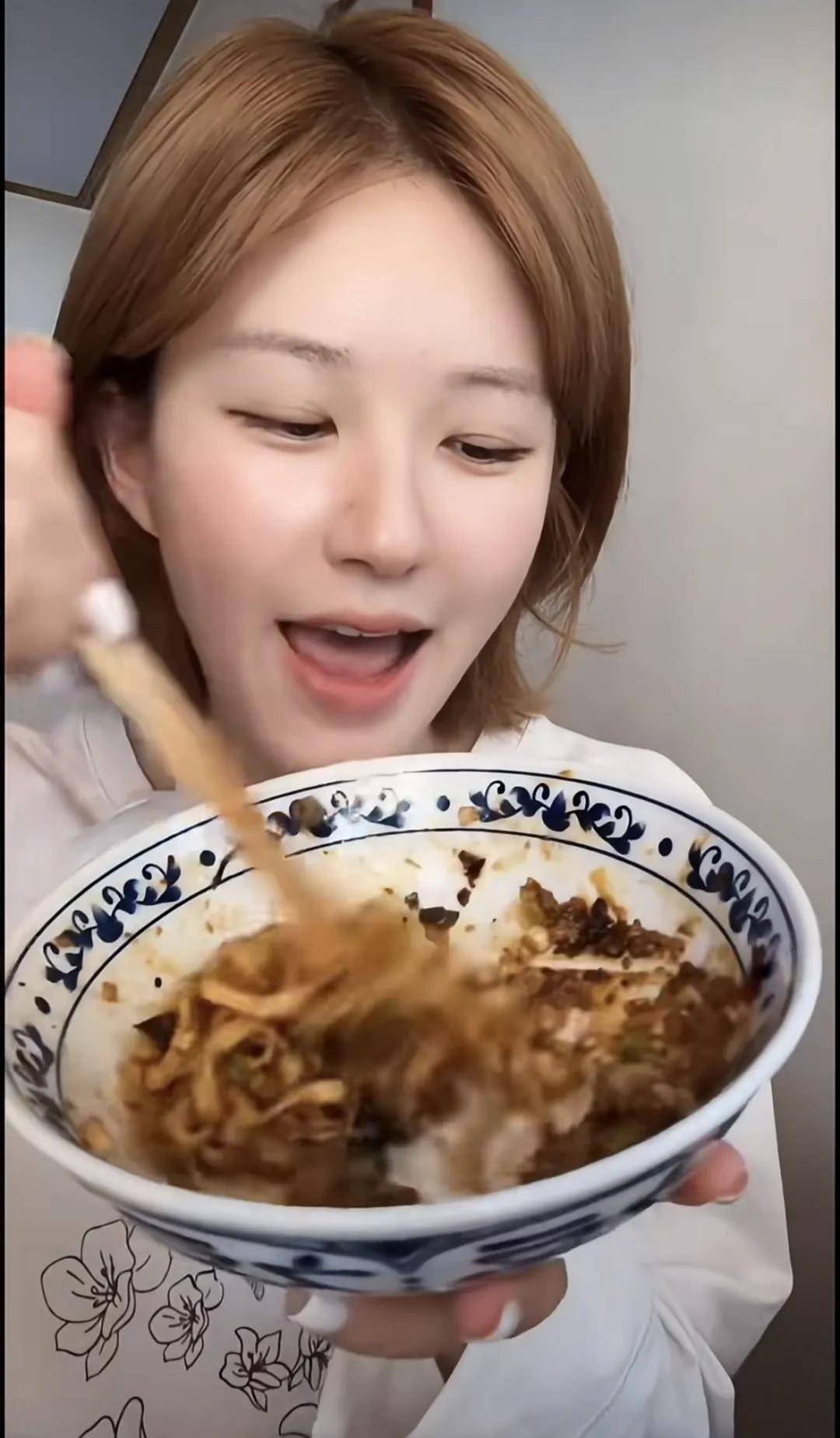 怒撕经纪公司后赵露思开启直播，同款花卷、包包都卖爆