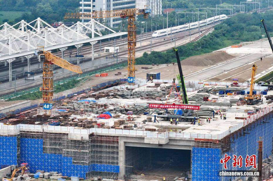 新建上海至南京至合肥高铁南通站站房建设加速 钢结构首节桁架吊装完成