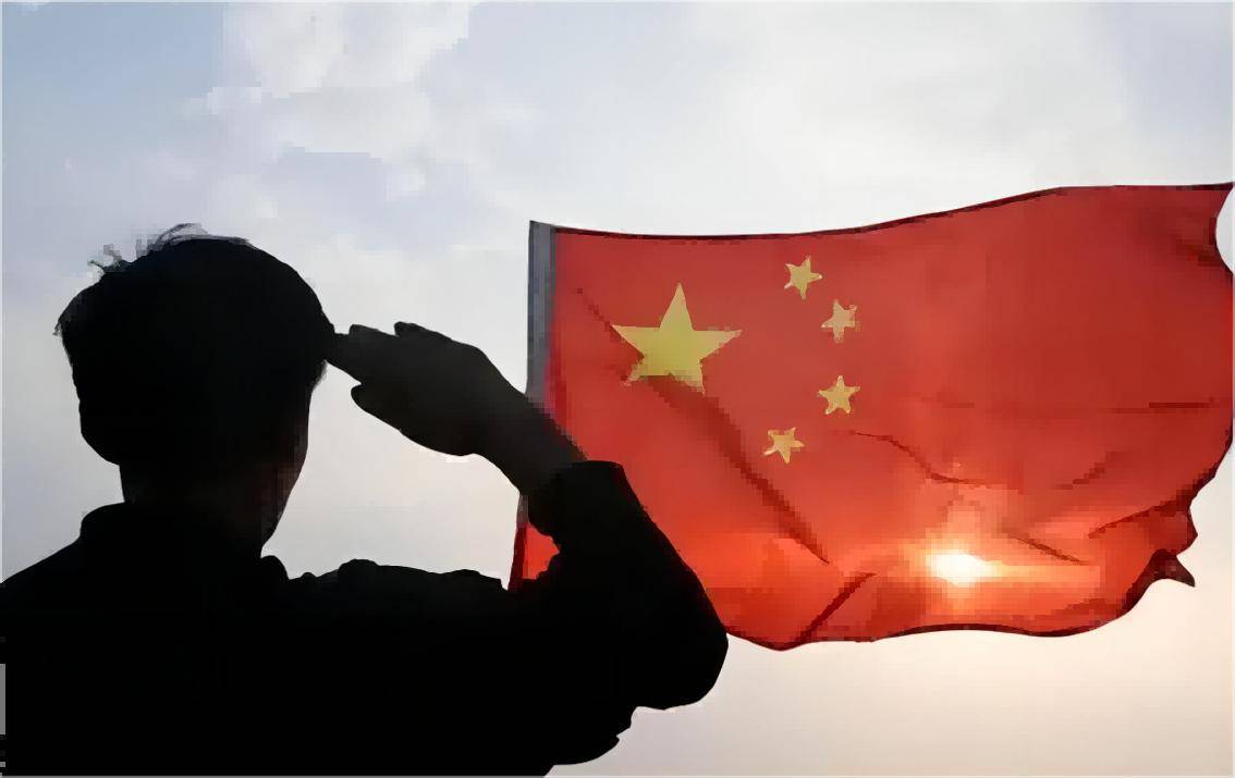 黄岩岛冲突升级！菲律宾不愿撤离舰艇，美国军舰也参与争斗，解放军直接出手反击