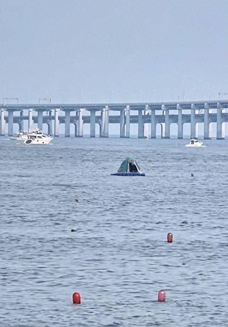 游客在海面搭建移动帐篷露营，大连海警：不违规，但需注意安全