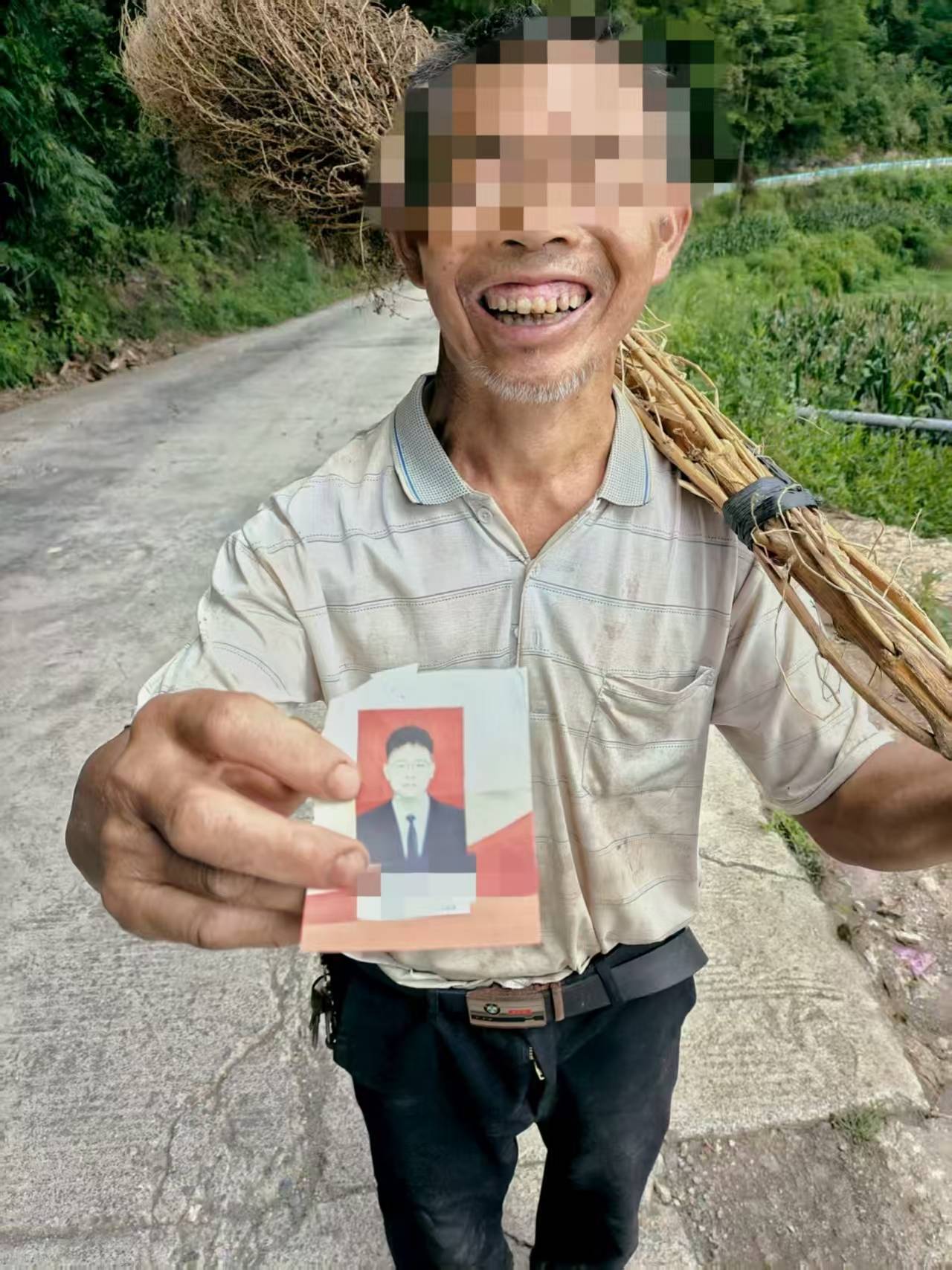 贵州老伯捡到00后村官丢弃旧照，误以为重要资料怀揣一月等送还，当事人：超感动