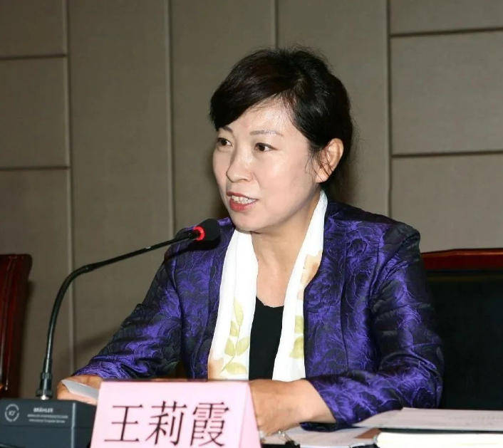 “换装主席”王莉霞的堕落:从光鲜人设到腐败深渊
