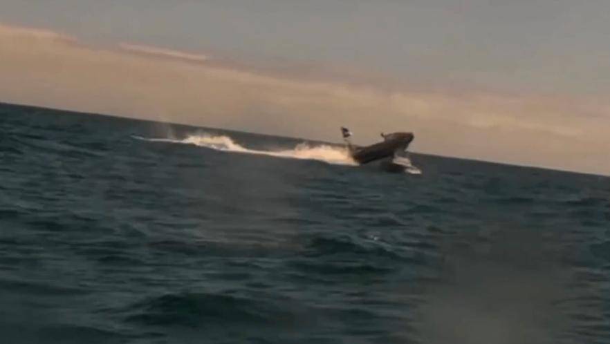 大火烧足15小时，美军2.5万吨级巨舰惨遭重创，起火到灭火，耗时15个小时！