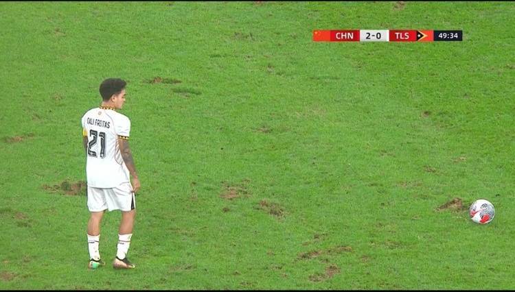 马德兴评U22国足比赛场地：能用吗？这种场地联赛都没考验过