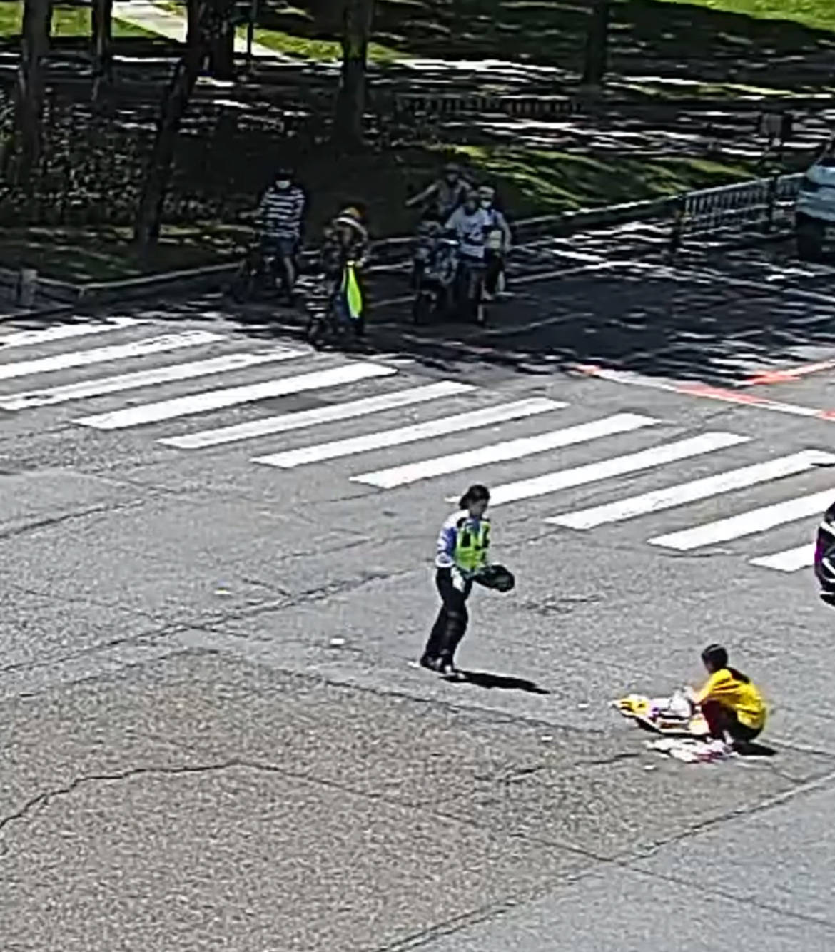 脱下警帽那一刻美爆了！惠州一女警帮女子捡拾掉落的杂物，用警帽装起带到安全岛获爆赞