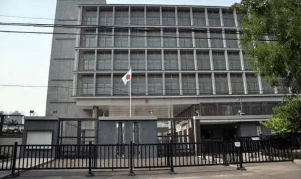 日本前首相顶住国内压力，出席九三阅兵