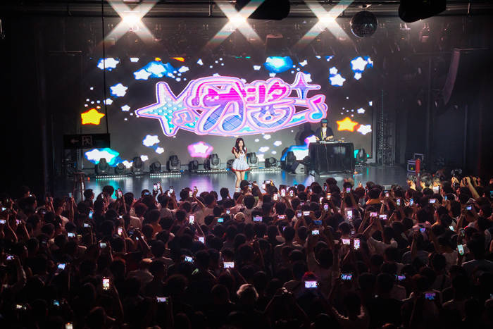 明星不够用了，网红“接管”演唱会