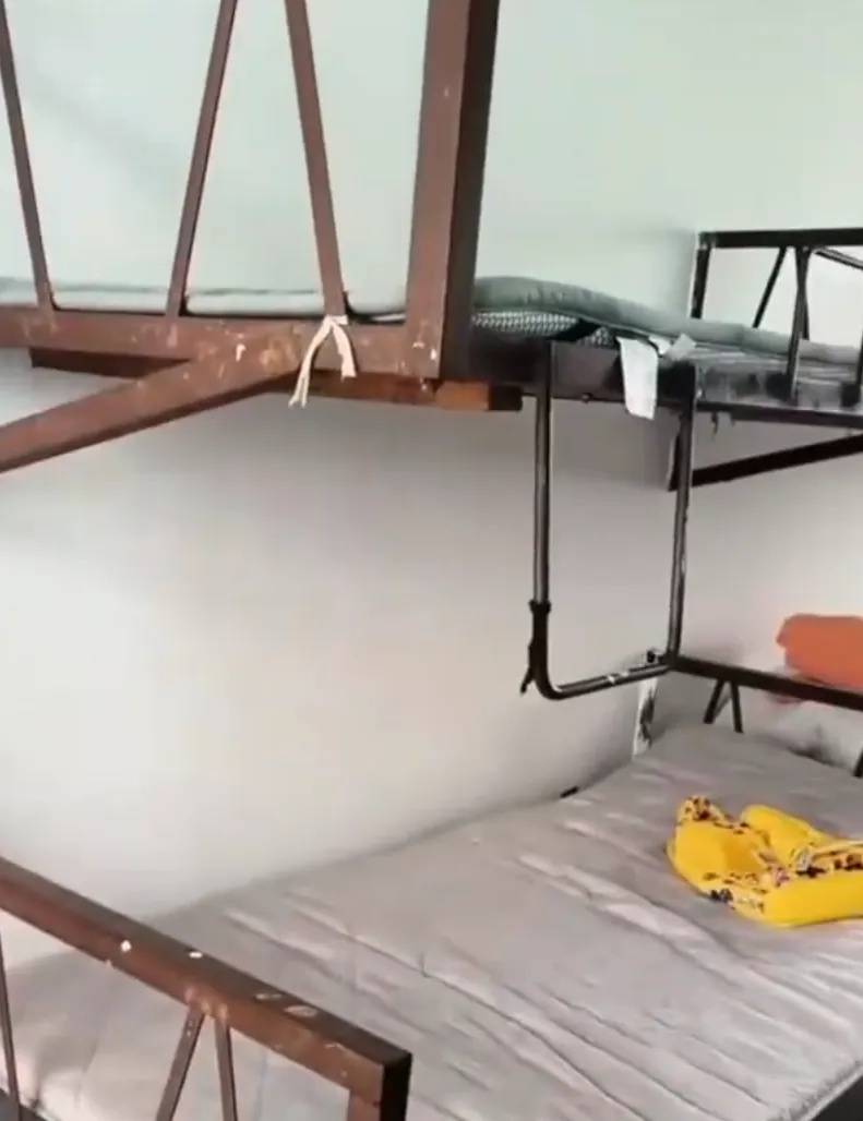 湖南一学生宿舍床铺仅用三角铁和螺丝固定，学校：条件有限没办法，计划翻新或重建