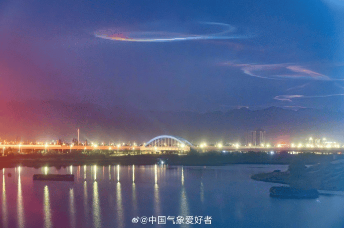 宁夏、甘肃、内蒙古多地夜空现“五彩祥云”，蔓延天际数小时，色彩炫丽科幻感拉满，天文博主：或与近期火箭发射有关
