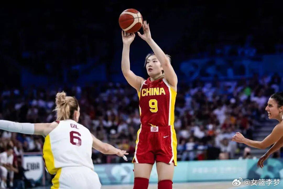 1米82的李梦与詹姆斯拥抱，两人合做经典动作！网友：这波追星太成功