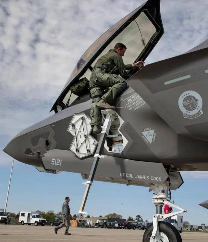 央视曝光！歼-35A改用内置登机梯，和F-35的一模一样？