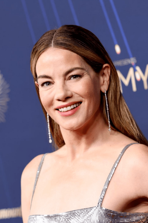 女星走红毯身上只穿珠宝？这届艾美奖的主题果然是大胆