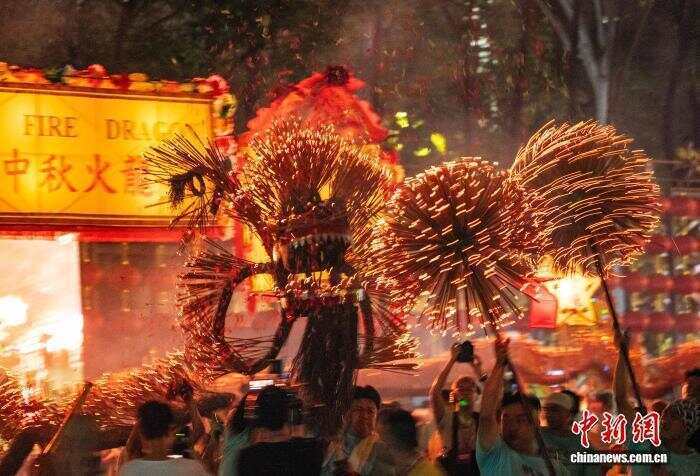 （寻味中华丨非遗）香港“大坑舞火龙”：“舞起来，就有无穷力量”