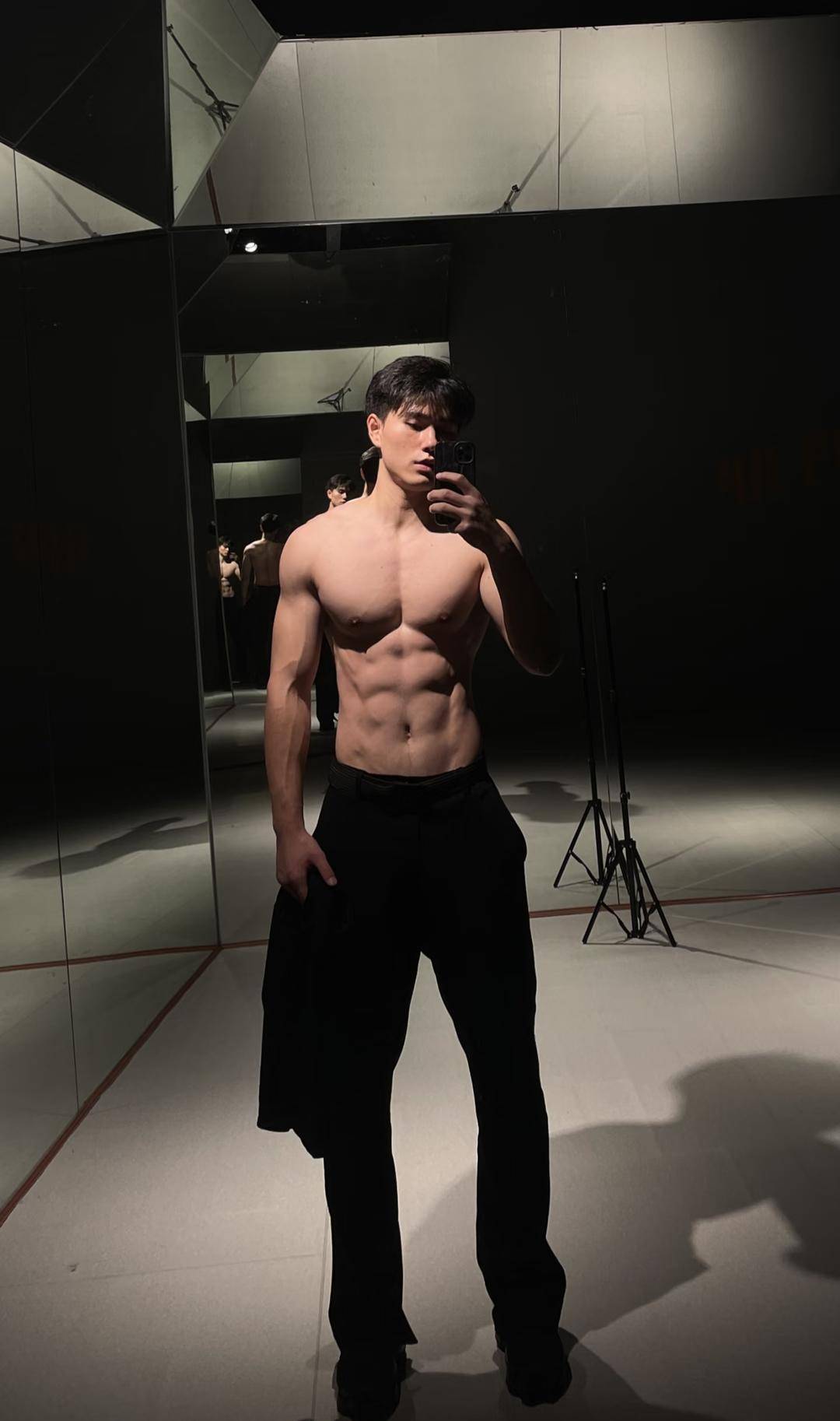 川超南充队6号球员明俊贤因颜值走红：“希望大家更关注球场上的我，以球技赢得掌声”