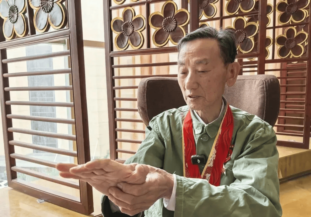 “老先生，您把项链取下来再做CT”